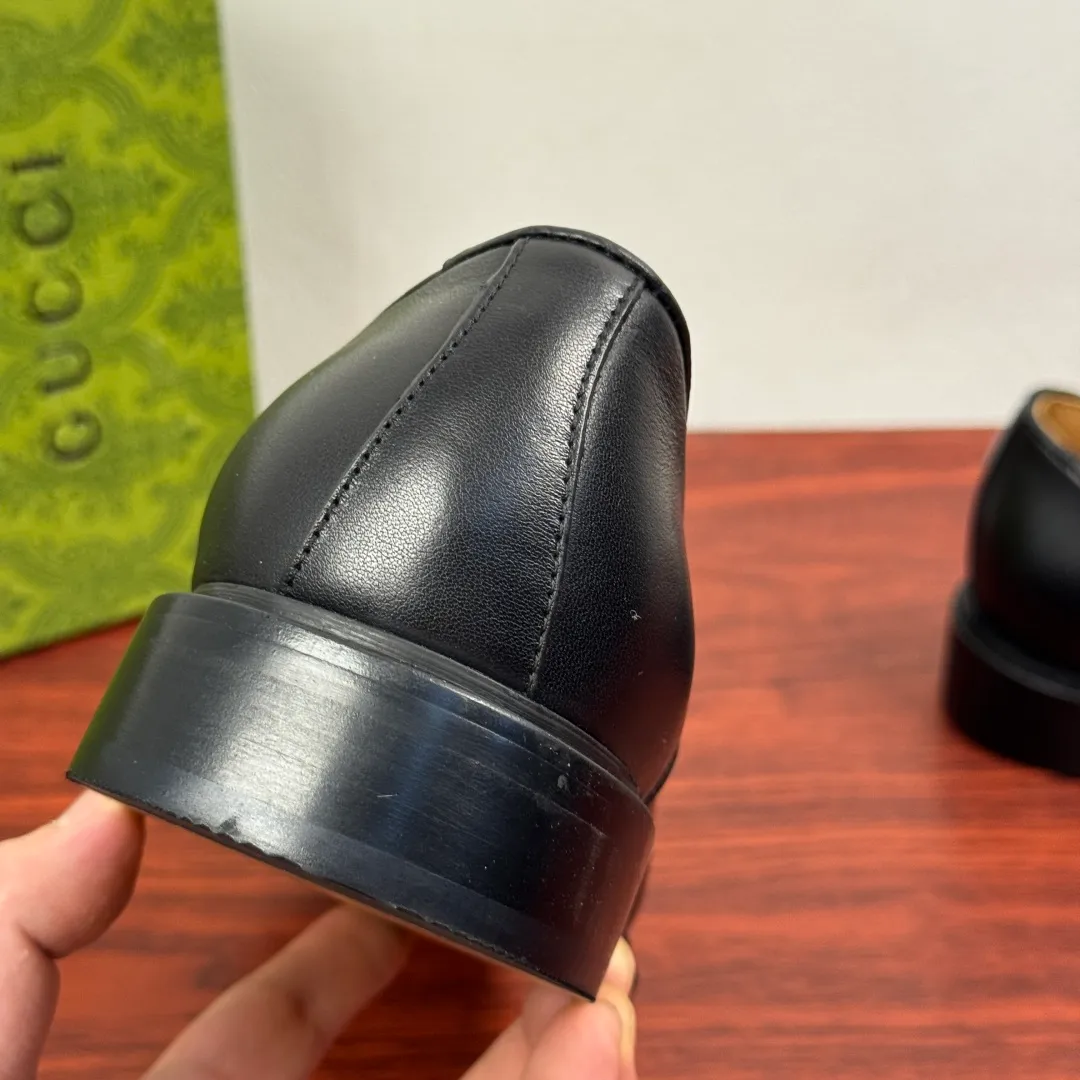 Batch 820 Gucci/Gucci men’s classic lace-up derby shoes! In every season, Gucci's aesthetic perspective reinterprets formal wear designs. This shoe is made of exquisite black leather, showing a simple and classic style! Available in two styles: black glossy leather/black matte cow leather, red and green webbing tongue embellishment, three-joint classic retro style, full calfskin lining, lace-up fixation, 2.5CM rubber soles, leather material. Look at the details. The delicate cowhide and the bright black of the open edge beads show a different light luxury style. European and American last type, excellent on-foot comfort, complete package, versatile style, highly recommended! Size: 39-40-41-42-43-44 leather shoe size (can be customized to 38.45) Item number: 5018-01 cowhide